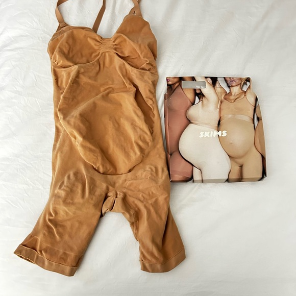 SKIMS MATERNITY SCULPTING BODYSUIT MID THIGH | OCHRE - OCHRE / L/XL - Picture 3 of 6